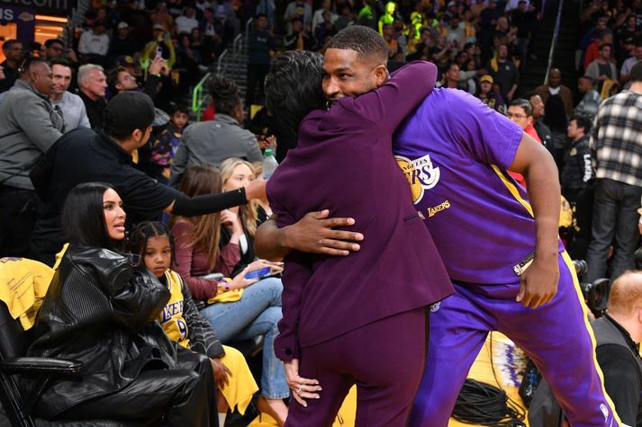 Tristan Thompson og Kris Jenner knúsast fyrir leik Lakers og Grizzlies á meðan mæðginin Kim og Saint fylgjast með.