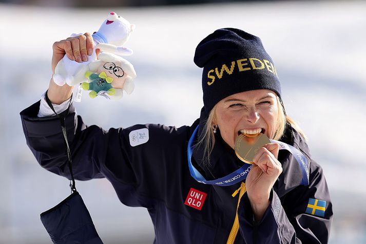 Þrátt fyrir martröðina sem Frida Karlsson hefur þurft að glíma við hefur henni gengið allt í hag í snjónum. Hún vann tvenn ólympíugull í febrúar.