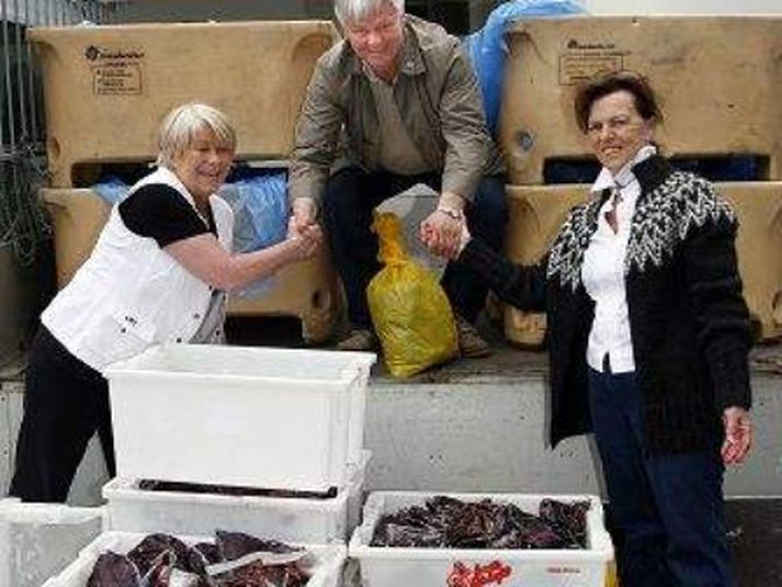 Aðalheiður Franzdóttir og Ragnhildur Guðmundsdóttir frá Mæðrastyrksnefnd tóku á móti Gunnari Jóhannssyni.