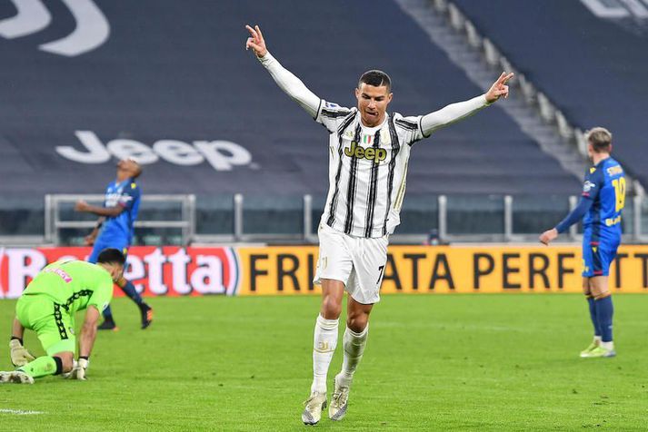 Cristiano Ronaldo fagnar hér einu af hundrað mörkum sínum fyrir Juventus.