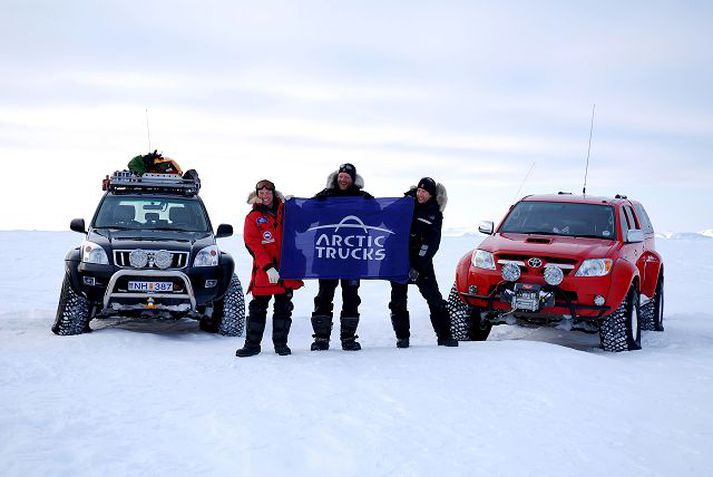 Emil Grímsson, Hjalti Hjaltason og Haraldur Pétursson aðstoðuðu sjónvarpsstjörnurnar úr Top Gear við að keyra á segulpólinn.