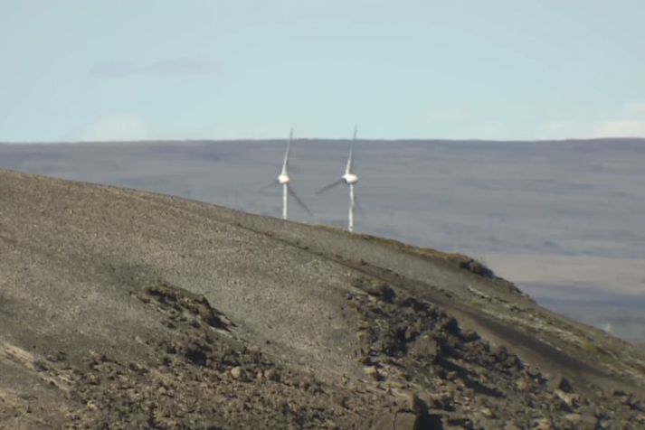 Vindmyllur Landsvirkjunar á Hafinu séðar frá Tröllkonuhlaupi í Þjórsá. Austurhlíð Búrfells í forgrunni.