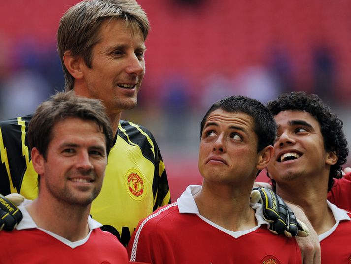 Javier Hernandez horfir upp til Edwin van der Sar.