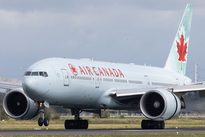 Hjónin flugu með Air Canada.