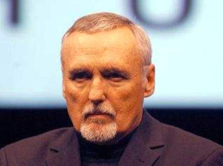 Sjö ára gömul dóttir Dennis Hopper missti af jarðarför föður síns.
