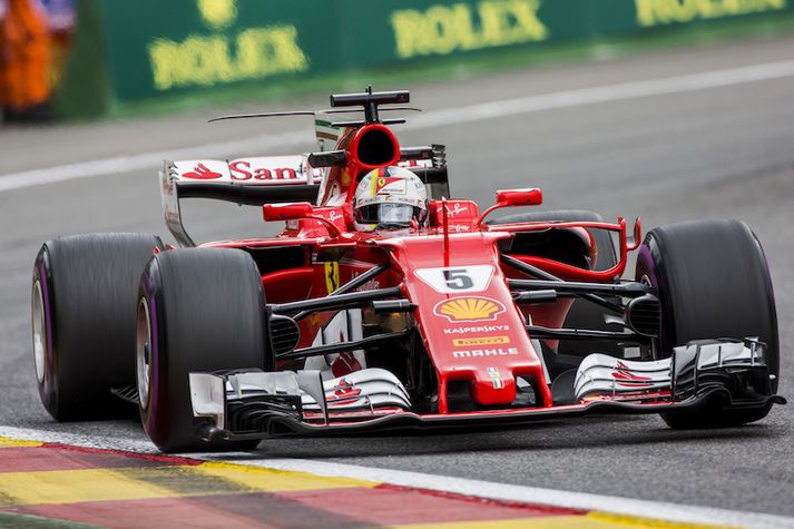 Vettel verður áfram hjá Ferrari næstu þrjú árin.
