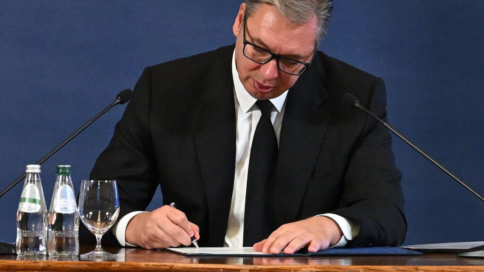 For­seti Serbíu segir af sér í skugga mót­mæla