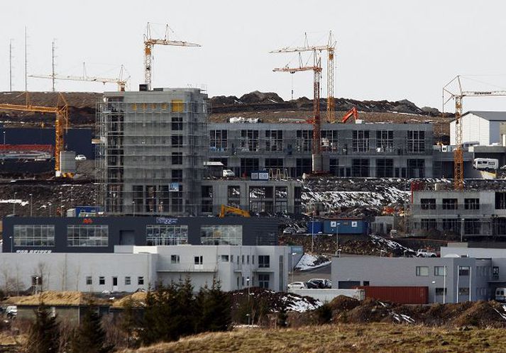 Hús í byggingu Kólnandi fasteignamarkaður segir Standard & Poor‘s að geti rýrt gæði eigna Íbúðalánasjóðs. Fréttablaðið/Anton