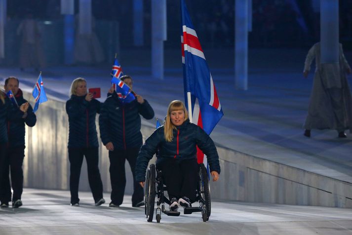 Erna Friðriksdóttir var fánaberi Íslands við opnunarhátíðina á etrarólympíumóti fatlaðra í Sotsjí.