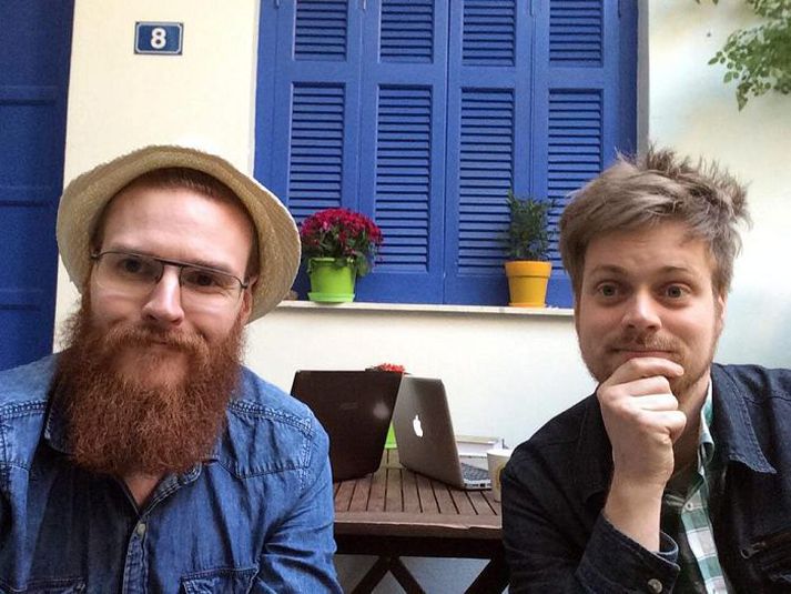 Vvinirnir dveljast utandyra og sóla sig á meðan þeir skrifa.