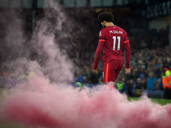 Blysi var skotið inn á völlinn er Mohamed Salah skoraði þriðja mark Liverpool í kvöld.