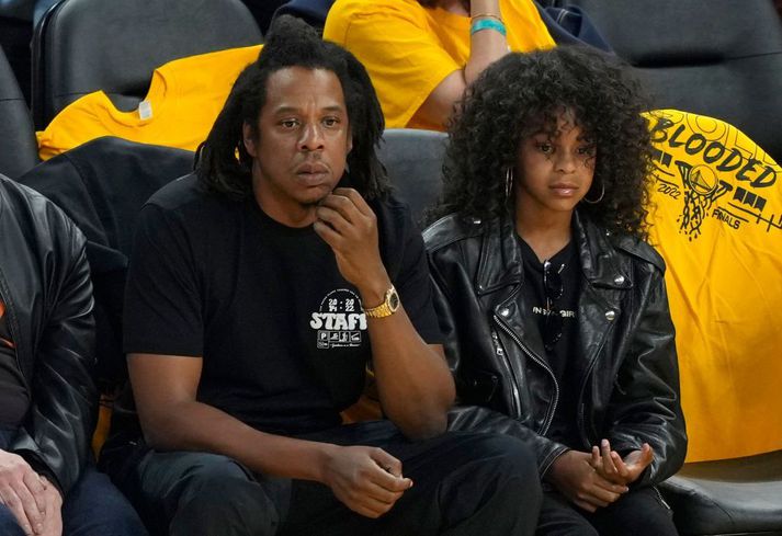 Feðginin Jay Z og Blue Ivy Carter fóru saman á NBA leik í gær og voru allra augu á Blue sem þykir farin að líkast mömmu sinni, Beyoncé, gríðarlega mikið. 