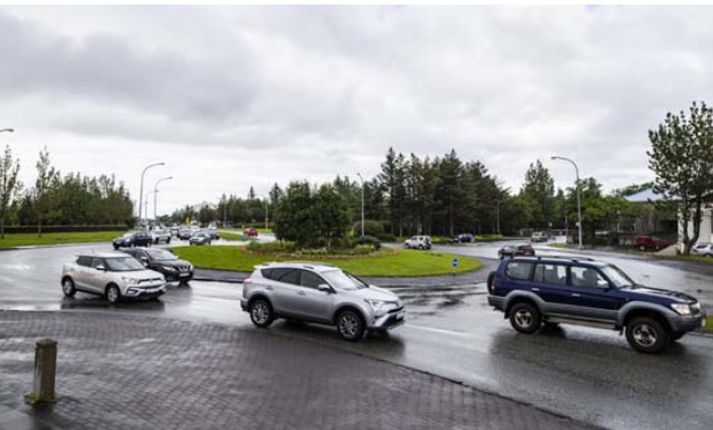 Það þekkist varla erlendis að bifreiðar á innri akrein á hringtorgum njóti forgangs