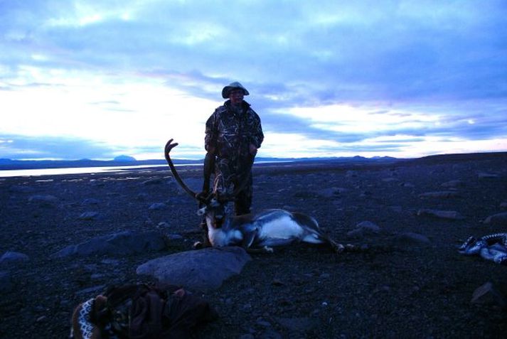 Þessi veiðimaður náði sínu dýri skömmu fyrir myrkur, við Snæfell.