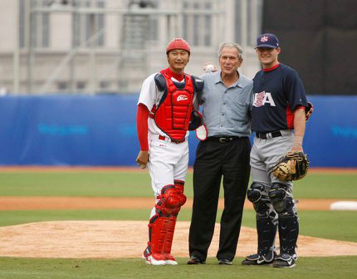 Bush kátur á hafnaboltaleik.