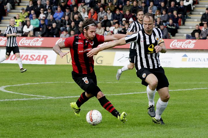 Martin í baráttu við Indriða Sigurðsson, fyrirliða KR, í leiknum í Víkinni í kvöld.