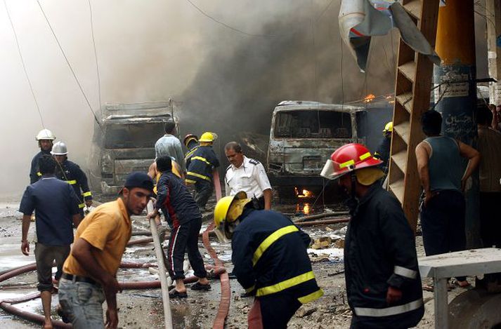 Á vettvangi Slökkviliðsmenn að störfum á Sadriyah-markaðnum.