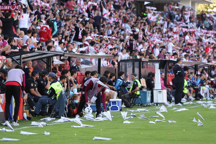 Vallarstarfsmenn Rayo Vallecano unnu hörðum höndum að því að hreinsa völlinn.