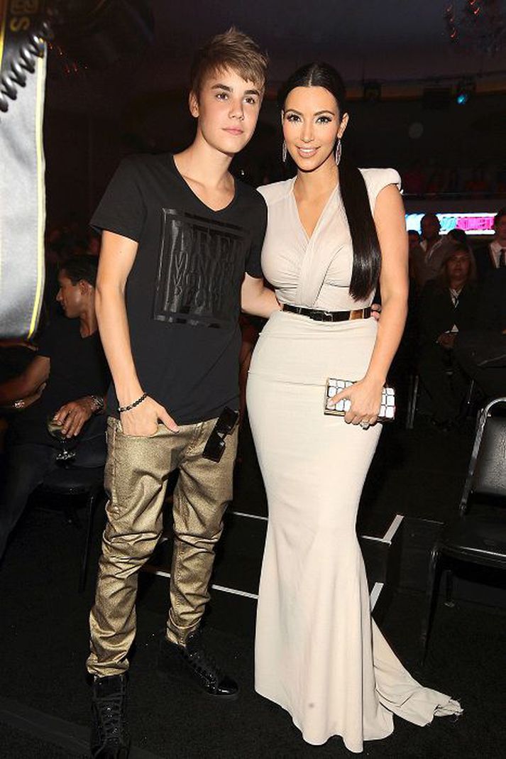Justin Bieber fékk verðlaun fyrir að láta gott af sér leiða í tónlistarbransanum, en hér er hann í gullbuxum með Kim Kardashian.