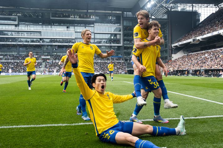  Leikmenn Bröndby IF fagna hér marki á móti nágrönnum sínum í FC Kaupamannahöfn og það á sjálfum Parken. 