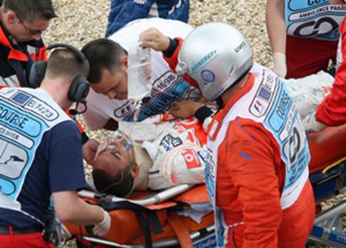 Lewis Hamilton fékk slæma byltu en er ekki sagður alvarlega meiddur