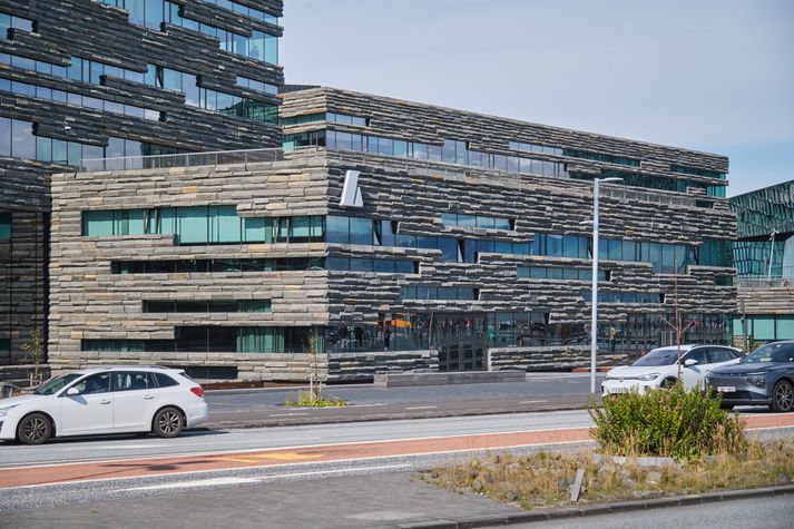 Landsbankahúsið er staðsett við Hafnartorg í miðborginni. Eldra húsnæði bankans hefur verið selt. 