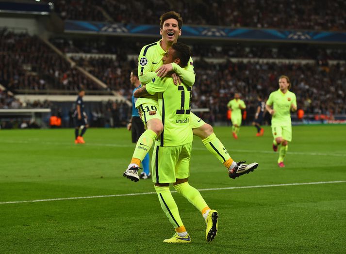 Lionel Messi fagnar með Neymar.