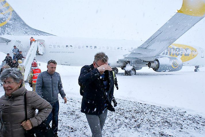 Hvekktir farþegar stíga frá borði Primera Air þotunnar sem endaði utan brautar á Keflavíkurflugvelli.