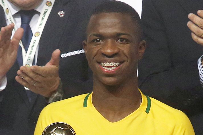 Vinicius Junior með verðlaun sín sem besti leikmaður Suður-Ameríkukeppni U17 ára landsliða.