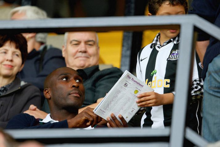 Sol Campbell gefur ungum stuðningsmanni Notts County eiginhandaáritun.