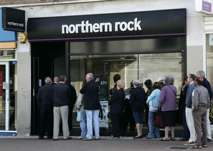 Langar biðraðir voru fyrir utan útibú Northern Rock bankans í Bretlandi í gær og fyrradag.