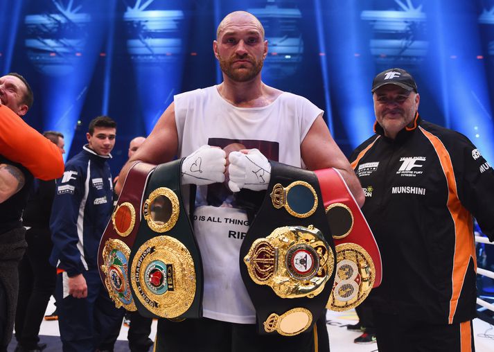 Tyson Fury með beltin í gær.