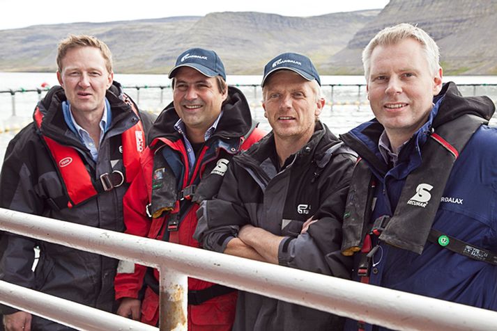 Skrifað var undir samninginn í gær. Mynd/ Landsbankinn.