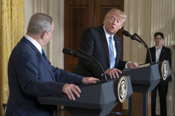 Benjamín Netanjahú á blaðamannafundi með Donald Trump í Washington.