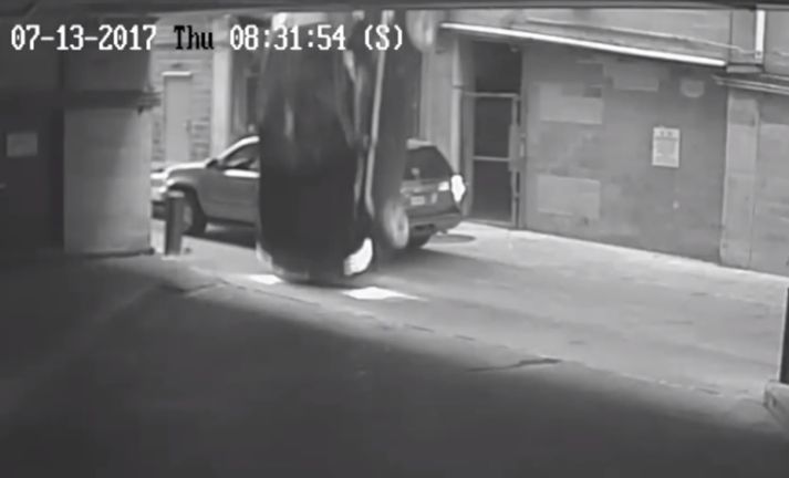 Konan sem ók BMW-bílnum lifði fallið af en slasaðist alvarlega.