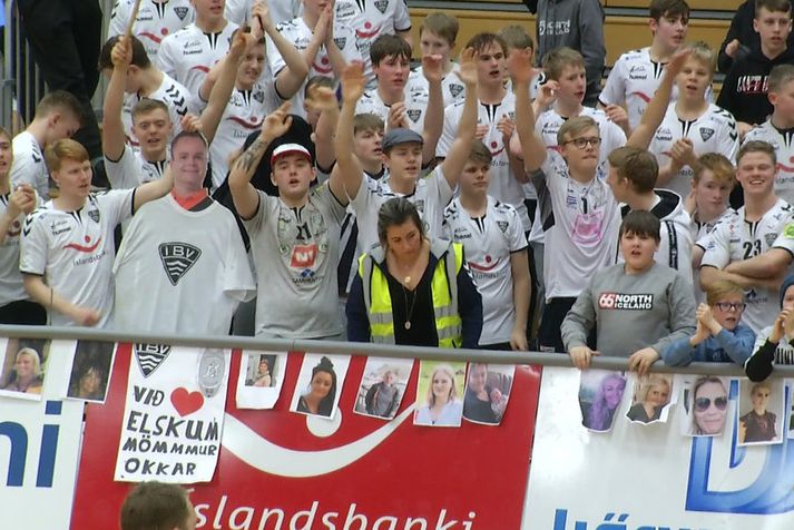 Stuðningsmannasveit handboltaliðs Eyjamanna, Hvítu riddararnir, á hliðarlínunni í gær.