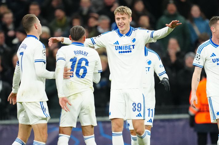 Viktor Bjarki Daðason fagnar marki sínu á Parken í kvöld.