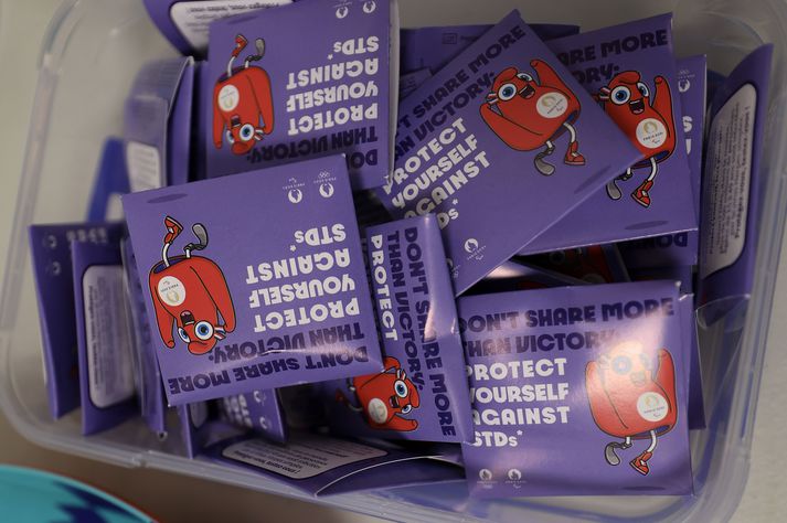 Ólympíusmokkarnir hafa rokið út í Mílanó og Cortina en sumir hafa reynt að selja þá frekar en að nota þá sjálfir.