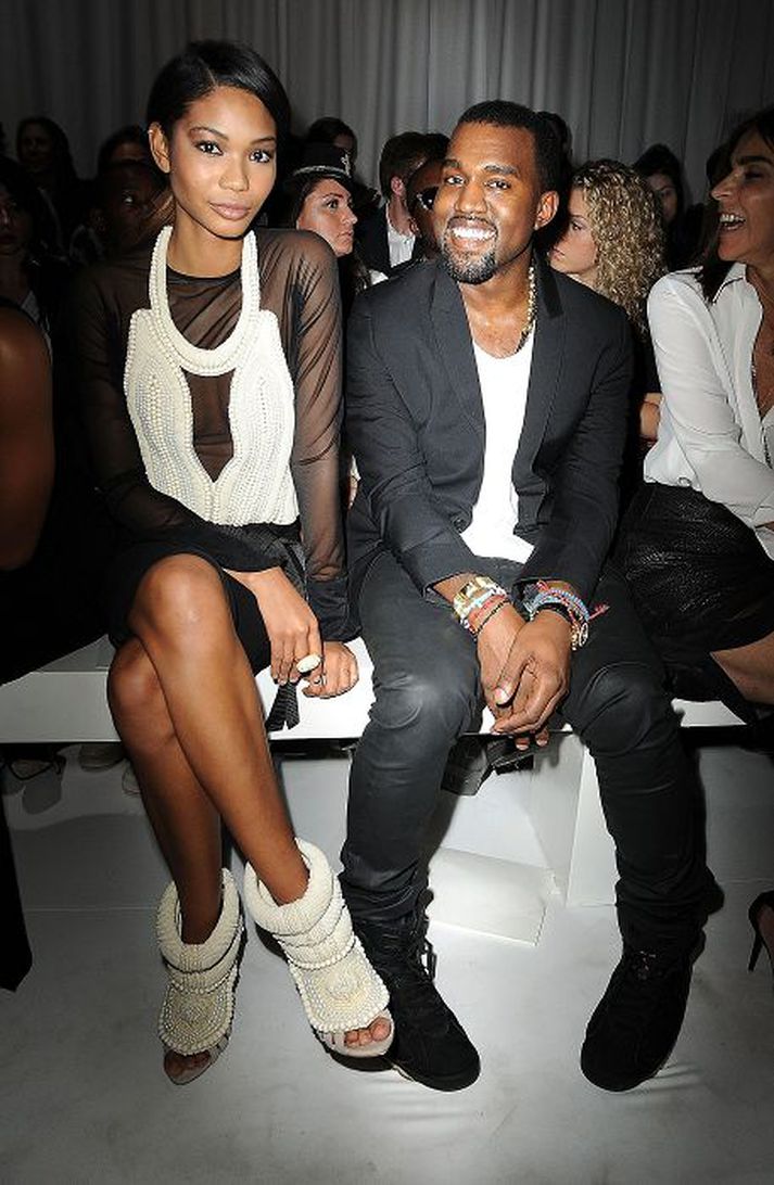 Kanye West er ekki bugaður maður þó að frumraun hans sem fatahönnuðar hafi ekki gengið vel. Hann fann nefnilega ástina á tískuvikunni í París með fyrirsætunni Chanel Iman.Nordicphotos/getty