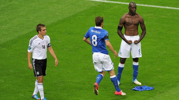 Mario Balotelli fagnar í gær.