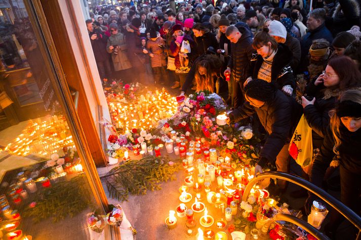 Frá göngu sem farin var til minningar um Birnu í janúar síðastliðnum. Kerti voru lögð við staðinn þar sem hún sást síðast í eftirlitsmyndavélum, við Laugaveg 31.