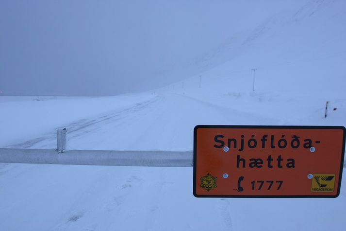 Norðaustanlands er snjóþekja og víða þæfingur. Þungfært er um Mývatnsöræfi.