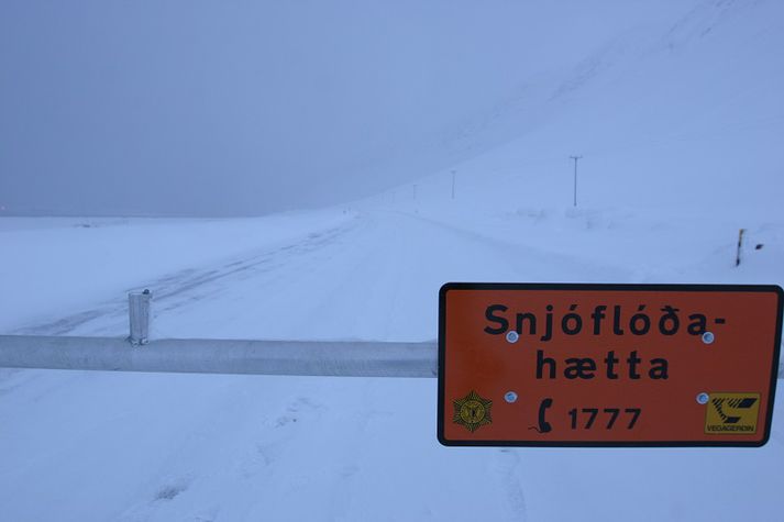 Víða er hált á vegum landsins.