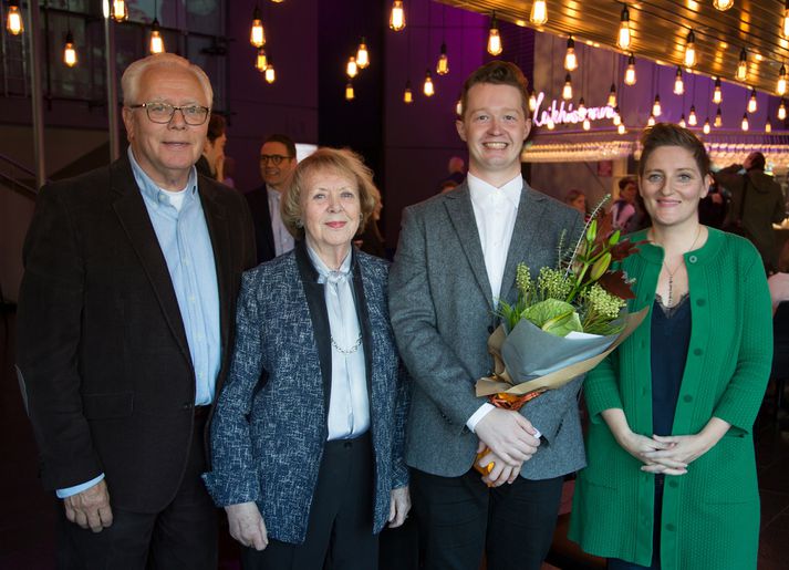 Leikritunarsjóður Leikfélags Reykjavíkur undir forystu Vigdísar Finnbogadóttur valdi nýtt leikskáld Borgarleikhússins.