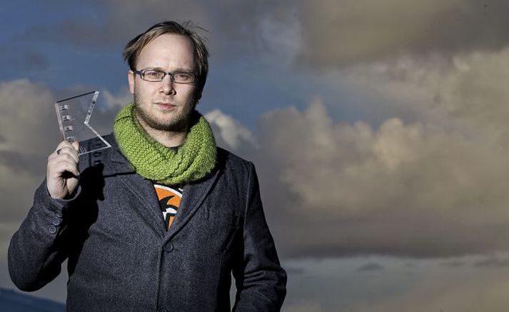 Erlingur Grétar með verðlaunagripinn sem verður afhentur á föstudagskvöld.
fréttablaðið/arnþór