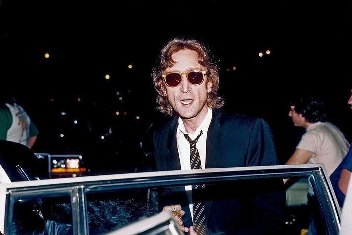 John Lennon á leið í upptökur á síðustu plötu sinni, Double Fantasy, í upptökustúdíóinu The Hit Factory í New York árið 1980. Nokkrum mánuðum síðar var hann skotinn til bana. Hins vegar skildi hann eftir kassettu fyrir Paul McCartney með óútgefnum lögum sem hafa nýst eftirlifandi meðlimum hljómsveitarinnar.