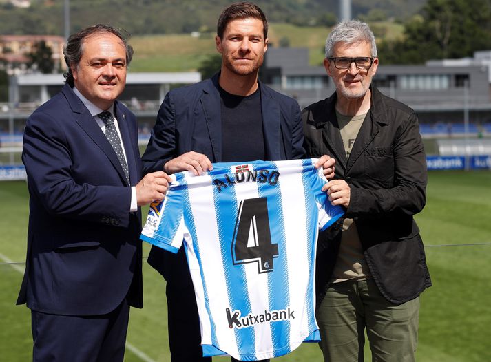 Xabi Alonso verður áfram þjálfari B-liðs Real Sociedad þó svo allt hafi bent til þess að hann væri á leiðinni til Þýskalands.