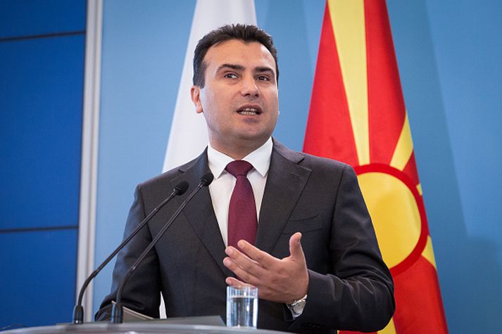 Zoran Zaev, forsætisráðherra Norður-Makedóníu, náði lágmarksmeirihluta fyrir nafnabreytingunni.