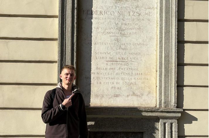 Bergþór Másson stýrir hlaðvarpinu Skoðanabræður, er umboðsmaður rapparans Birnis, og er auk þess einn eiganda fatafyrirtækisins Takktakk.