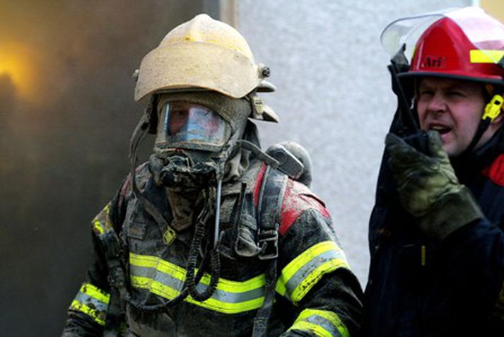 Slökkviliðsmenn að störfum. Mynd/ Hari.